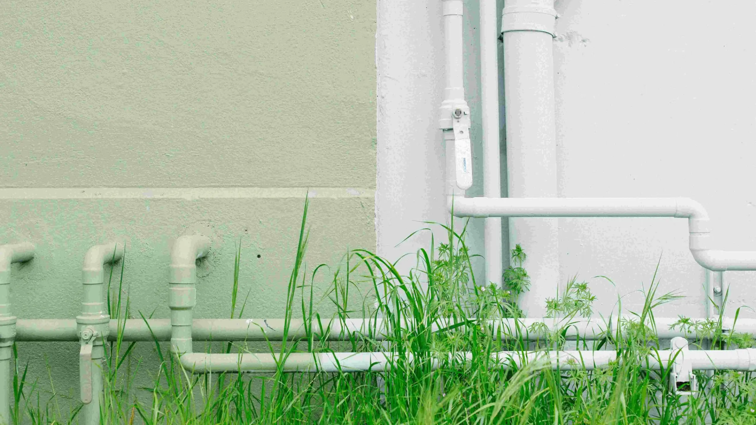 Water pipes with insulation mounted on the outside of a wall – focus on energy efficiency and sustainable materials.