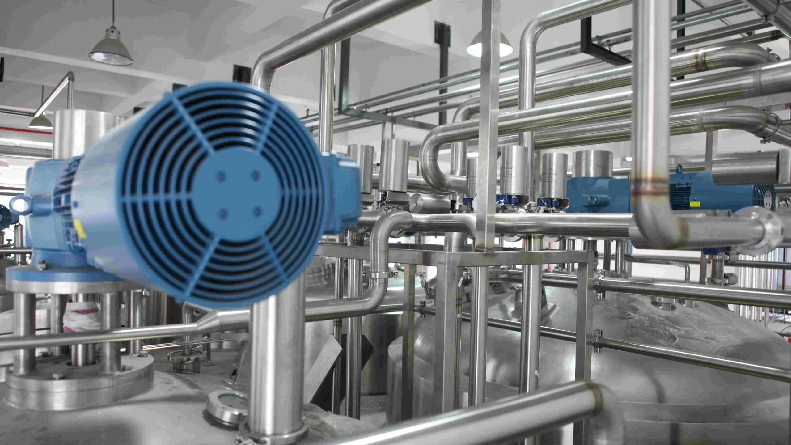 Industrielle Kälteanlage mit blauem Motor und Metallrohren – verdeutlicht den Anwendungsbereich der technischen Isolierung von Dan-iso.