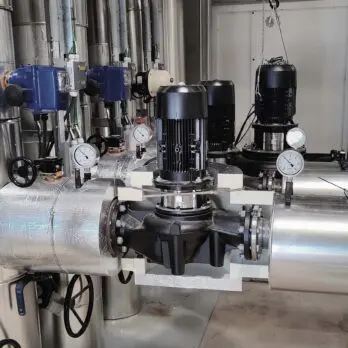 Fernwärmepumpenhaus mit Dan-isoFIT PUR technischer Isolierung an Pumpen und Rohrleitungen von innen gesehen