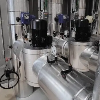 Fernwärmepumpengehäuse mit Dan-isoFIT PUR technischer Isolierung an Pumpen und Rohrleitungen