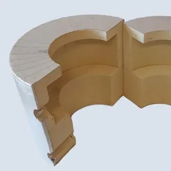 Dan-isoFIT PUR zur technischen Isolierung auf Ventil und Flansch montiert – konzipiert für Fernwärmeanlagen.