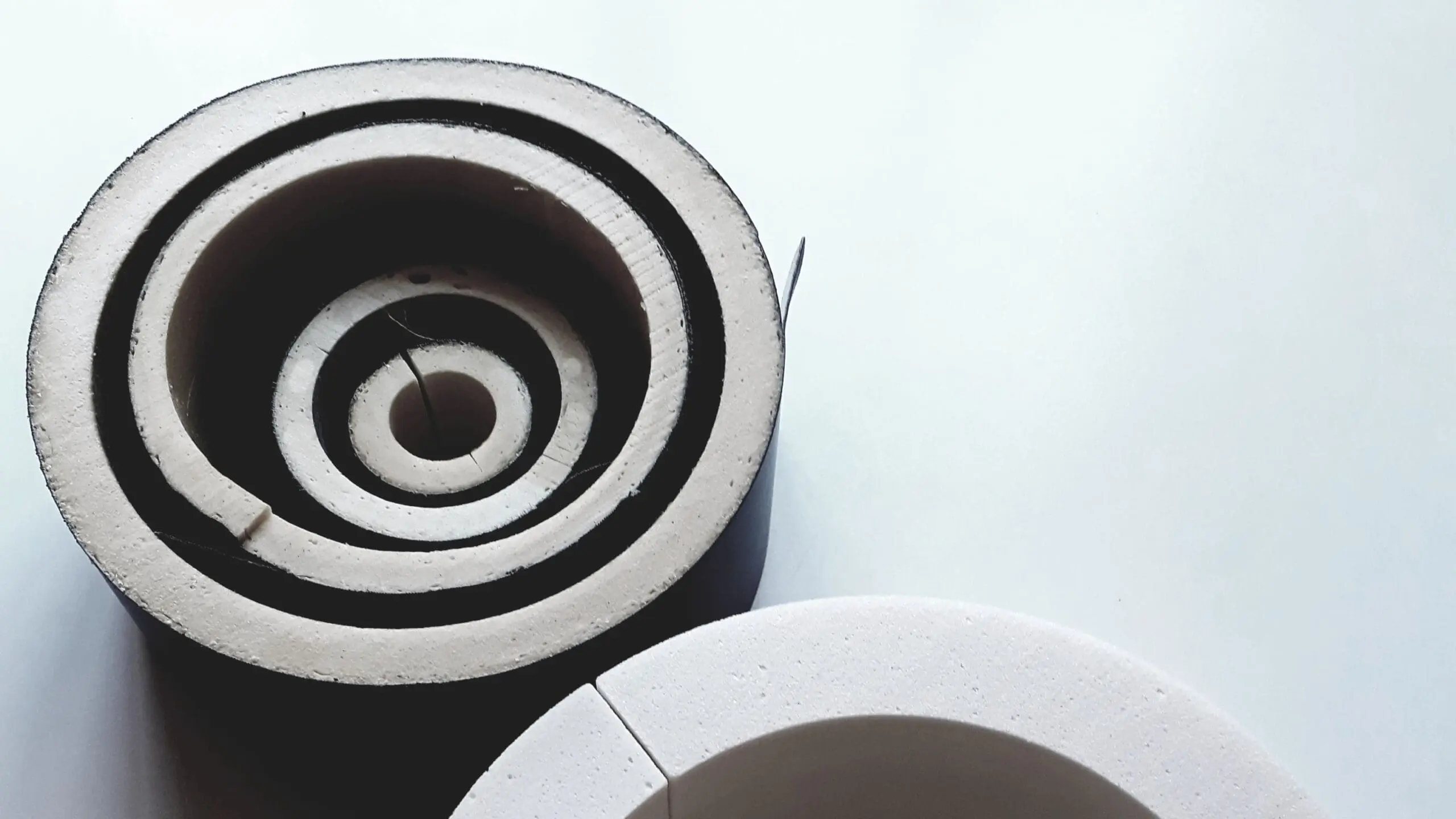 PUR-Rohrhalterungen von Dan-iso – isolierte Halterungspunkte für Rohre, die Hitze, Vibrationen und Belastungen standhalten.