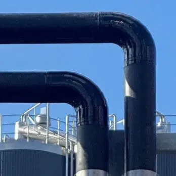 UV-resistant polyurethane pipe insulation from Dan-isoUV for outdoor technical insulation of pipe installations.