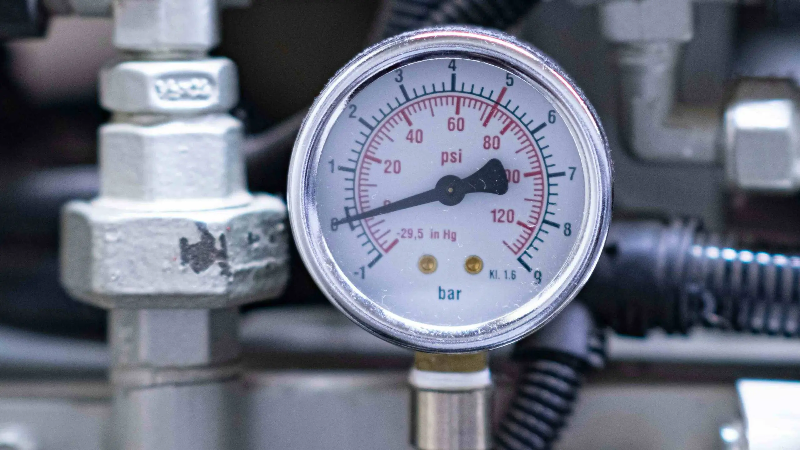Bild eines Druckmessgeräts in einer Industrieanlage mit technischer PUR-Isolierung von Dan-iso.