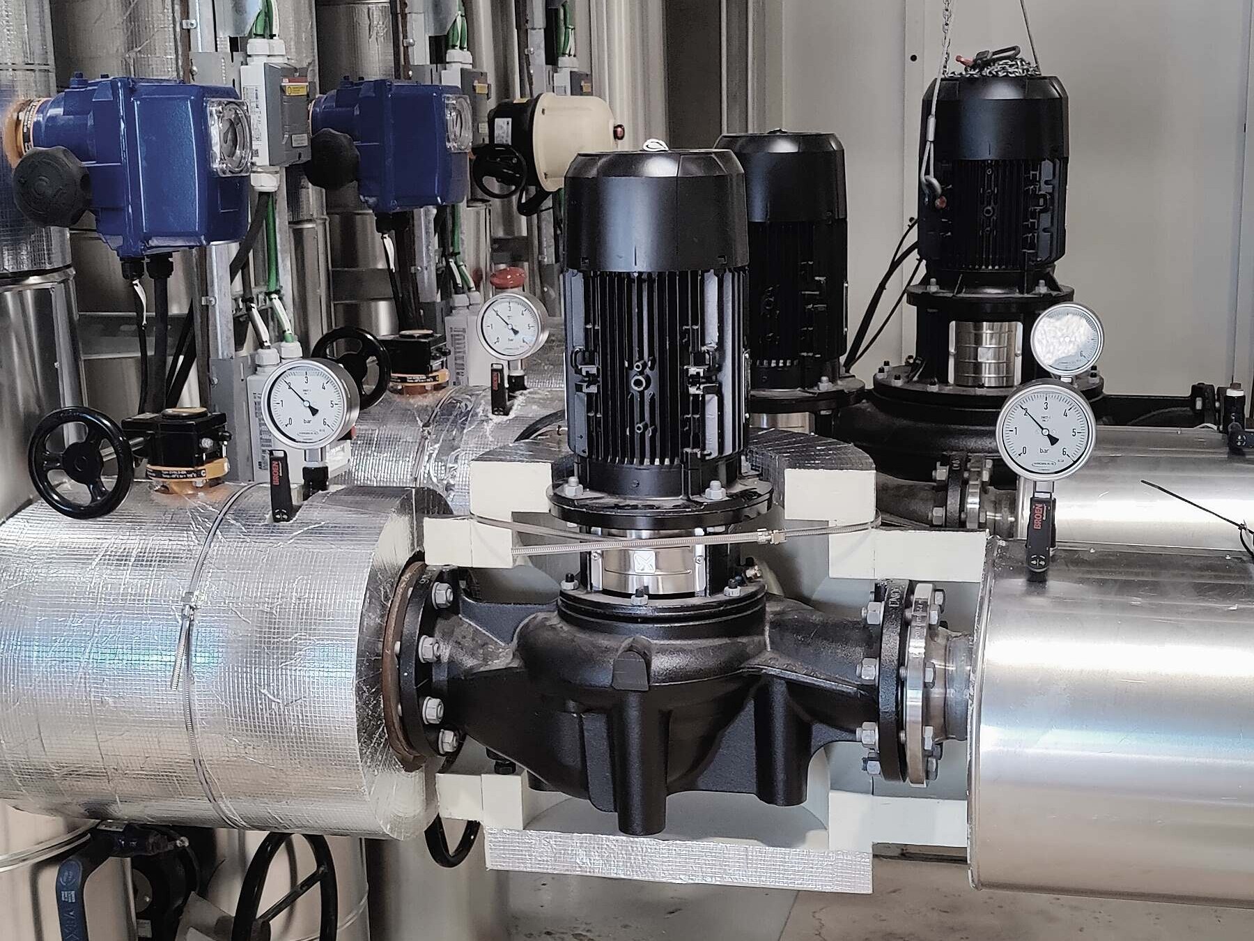 Fjernvarme pumpehus med Dan-isoFIT PUR teknisk isolering på pumper og rør set indefra