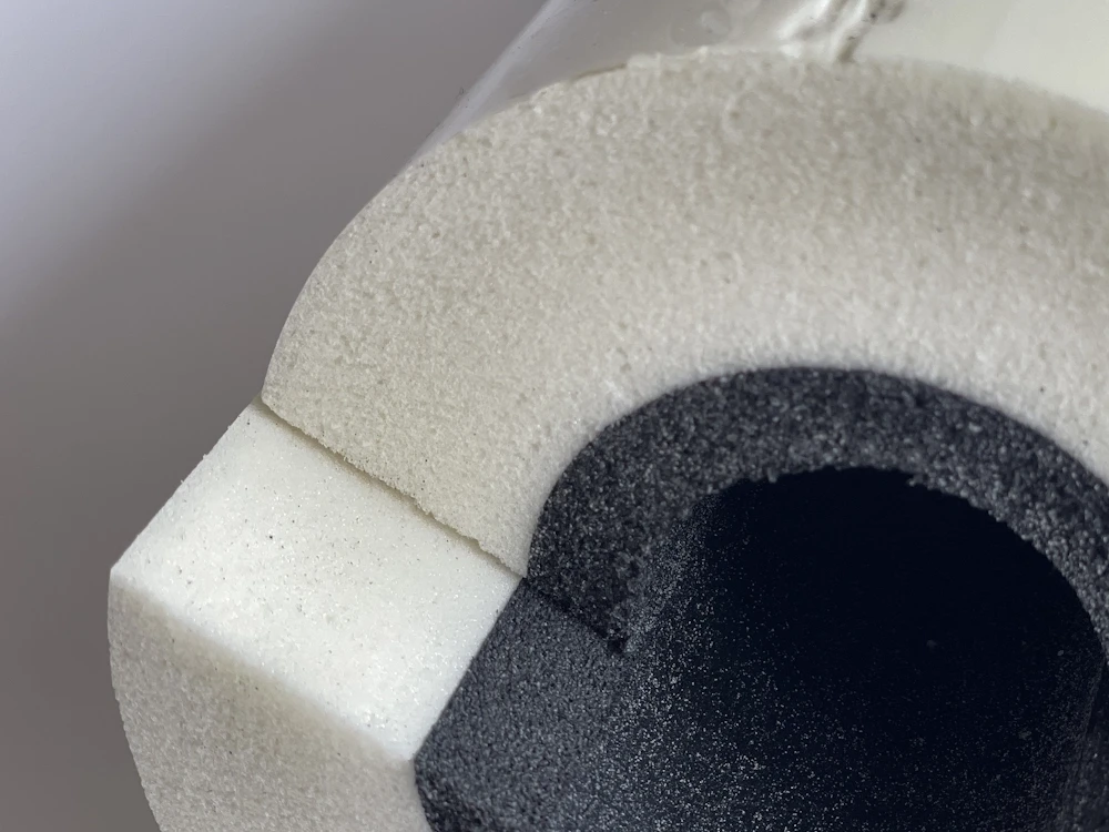 an-isoMOLD teknisk rørisolering i pur med cellegummi – set med udsnit fra enden