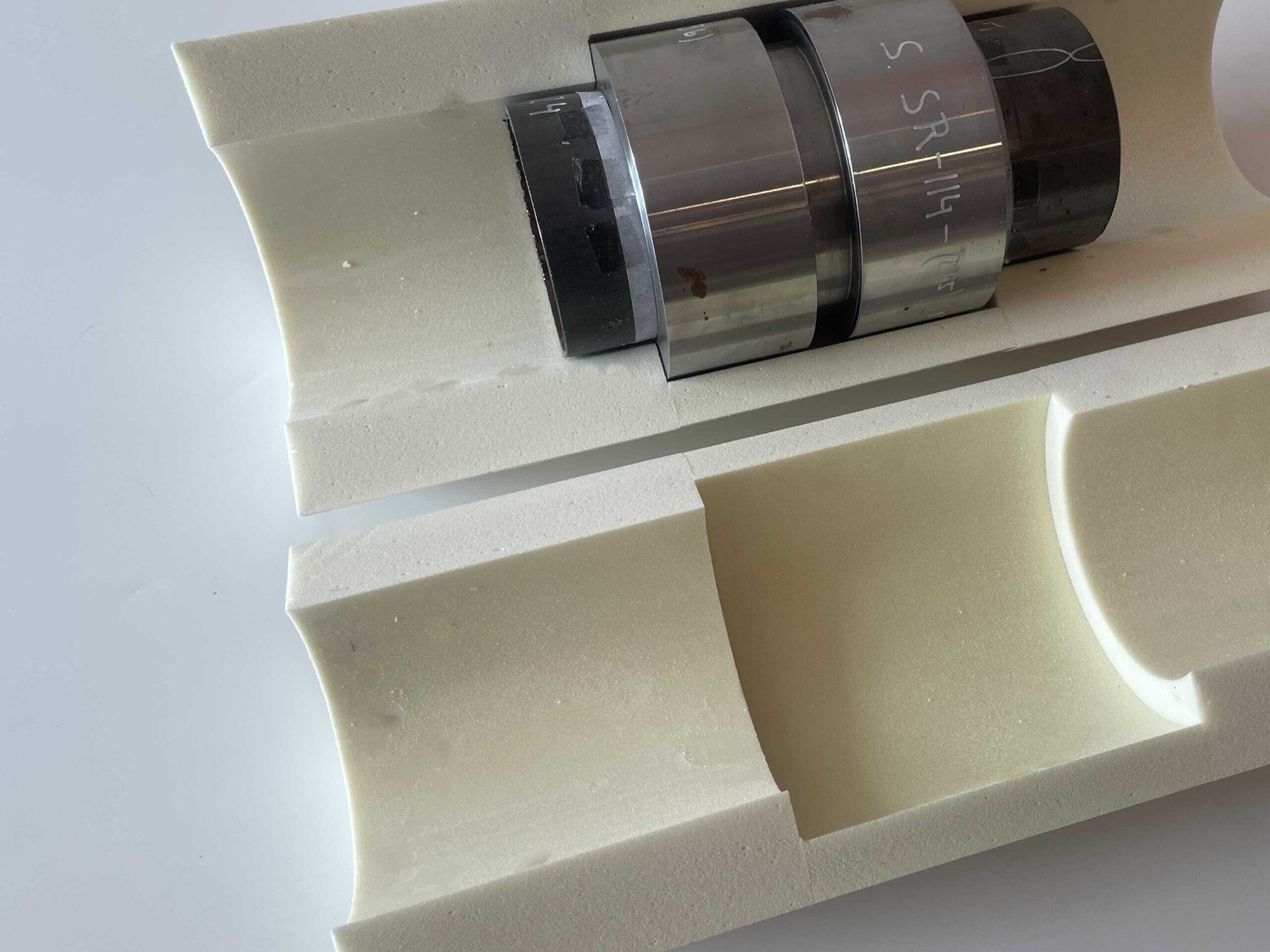 Billede af Dan-isoPRESS rørisolering i PUR, designet til preskoblinger i industrielle rørinstallationer.