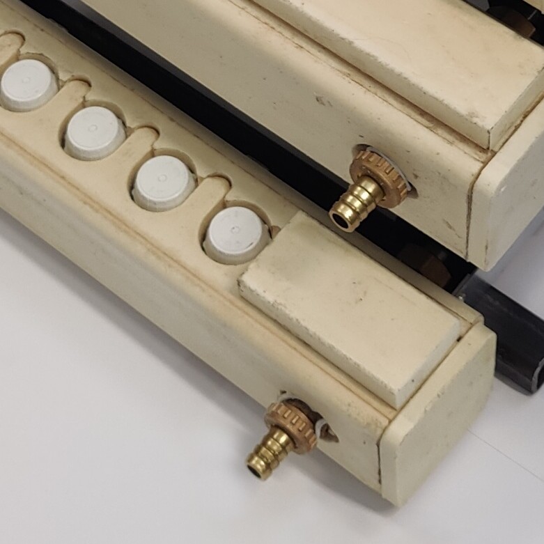 Salus gulvvarmefordeler med isolering i genbrugt PUR fra Dan-isoRECY – bæredygtig løsning til energieffektiv varmefordeling.