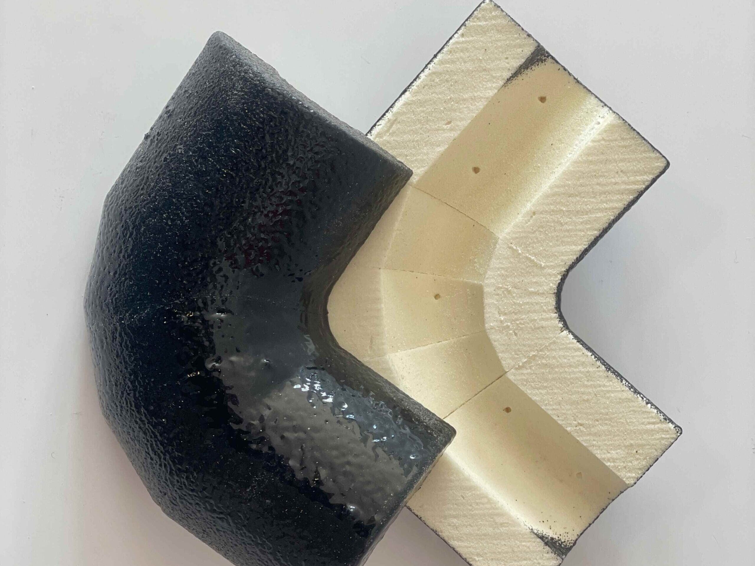 UV-bestandig polyurethan rørisolering fra Dan-isoUV til udendørs teknisk isolering af rørinstallationer.