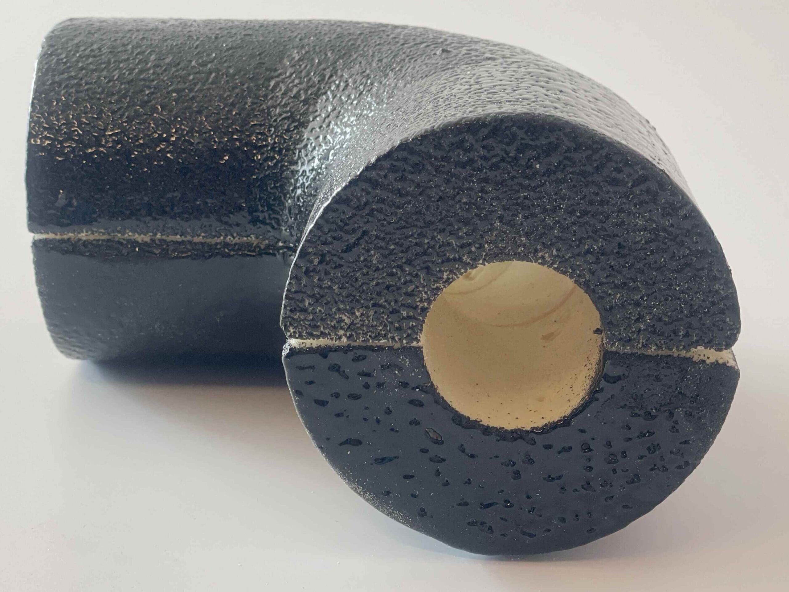 UV-bestandig polyurethan rørisolering fra Dan-isoUV til udendørs teknisk isolering af rørinstallationer.