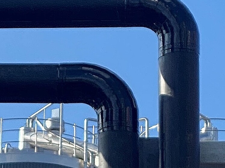 UV-bestandig polyurethan rørisolering fra Dan-isoUV til udendørs teknisk isolering af rørinstallationer.