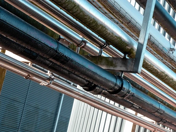 Rørføring i mejeri isoleret med UV-beskyttende Dan-isoUV rørisolering