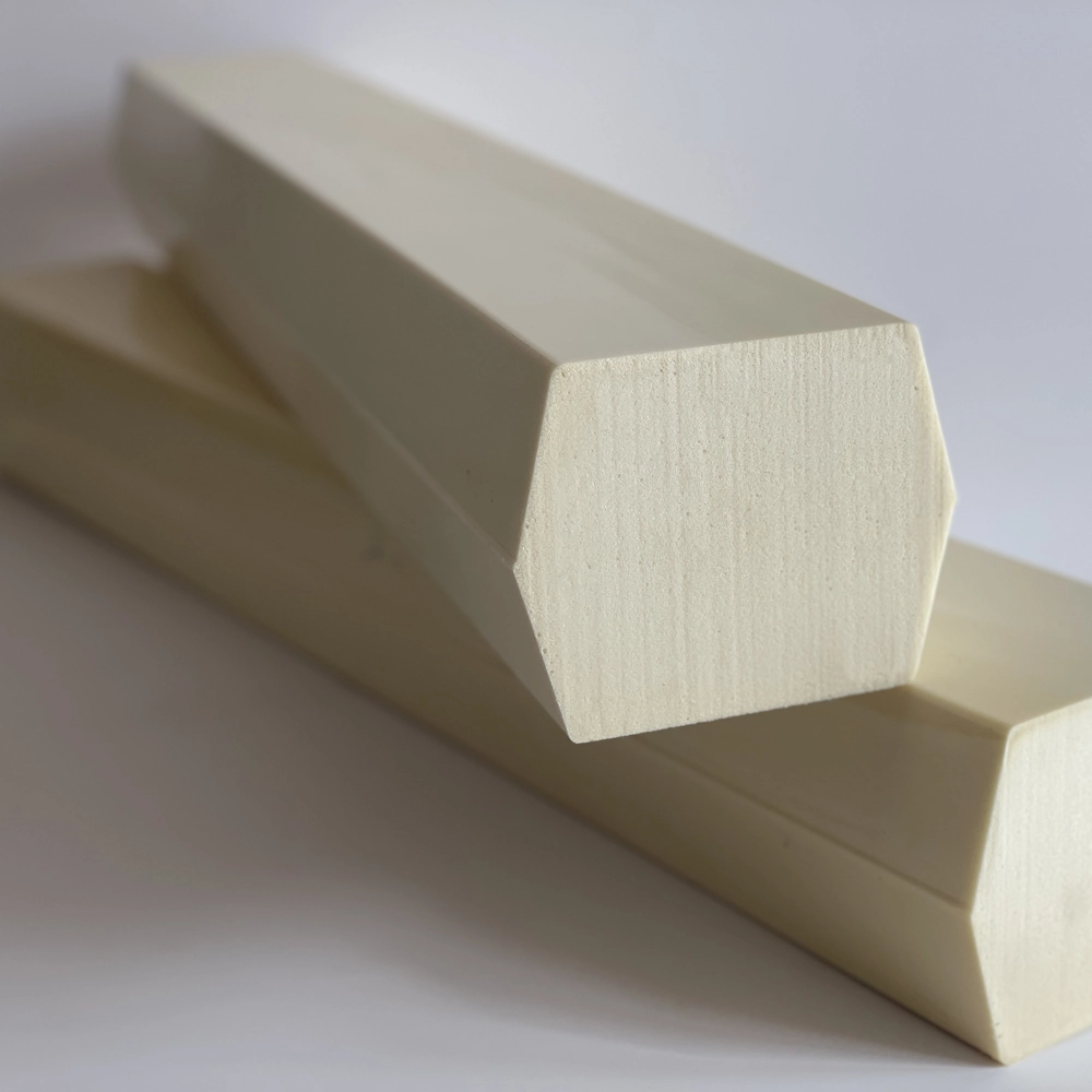 To beige PUR-skum bjælker anvendt som støtte til rørinstallationer