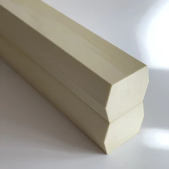 To beige PUR-skum bjælker anvendt som støtte til rørinstallationer