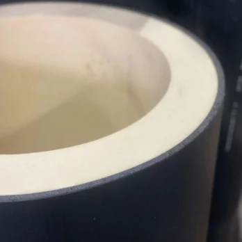Zylindrisches Isolierelement mit PE-Polyethylen und heller Innenfläche, verwendet für Industriekonstruktionen.