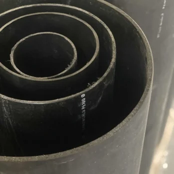 Zylindrisches Isolierelement mit PE-Polyethylen und heller Innenfläche, verwendet für Industriekonstruktionen.