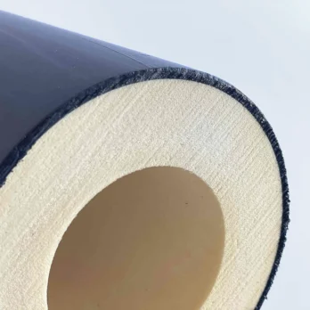 Zylindrisches Isolierelement mit PE-Polyethylen und heller Innenfläche, verwendet für Industriekonstruktionen.