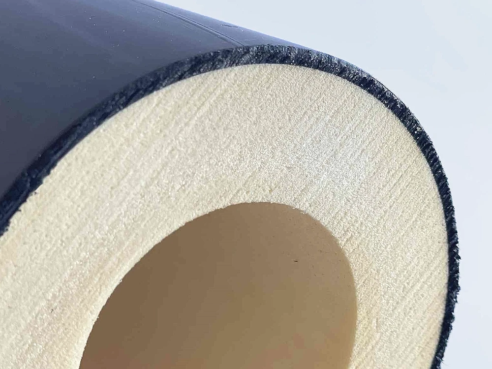 Cylindrisk isoleringskomponent med PE Polyethylene og lys indre overflade, anvendt til industrielle konstruktioner.