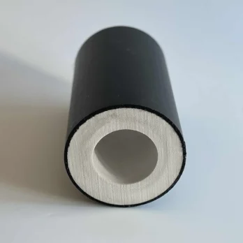 Zylindrisches Isolierelement mit PE-Polyethylen und heller Innenfläche, verwendet für Industriekonstruktionen.