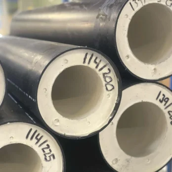 Zylindrisches Isolierelement mit PE-Polyethylen und heller Innenfläche, verwendet für Industriekonstruktionen.